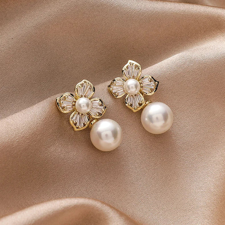 Flower pearl earrings with crystal leaves