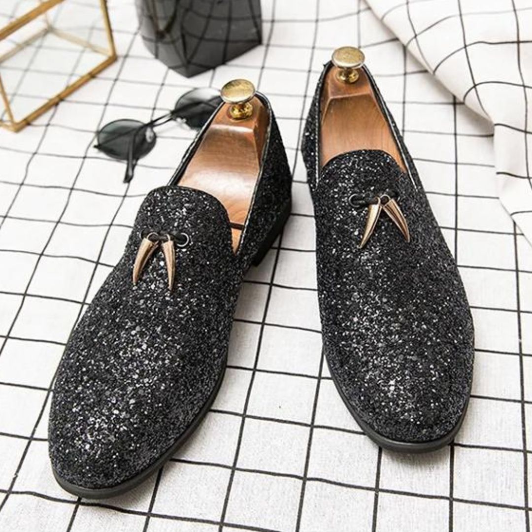 Elegant slip-on shoes with glitter and tassels