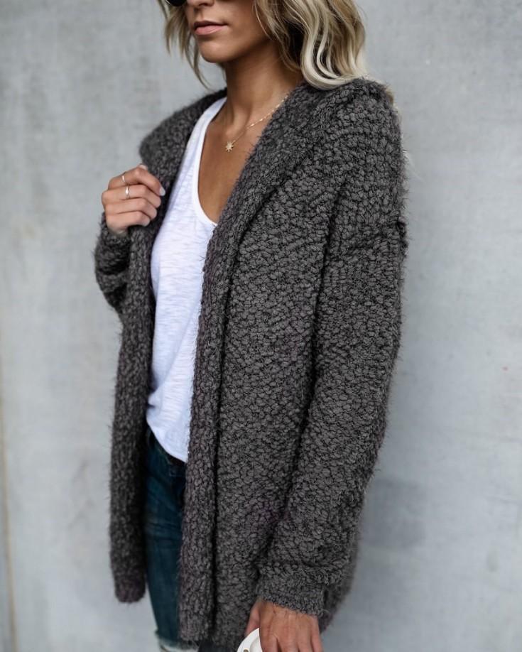 Chic et Confort : Cardigan à Ouverture Frontale Élégante