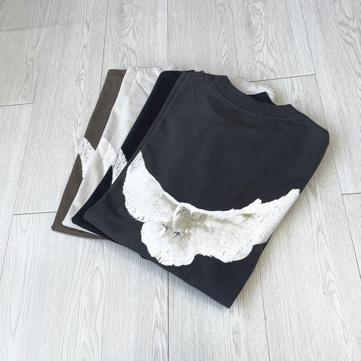 Retro-Inspired Loose Fit T-Shirt Featuring Charming Pigeon Design