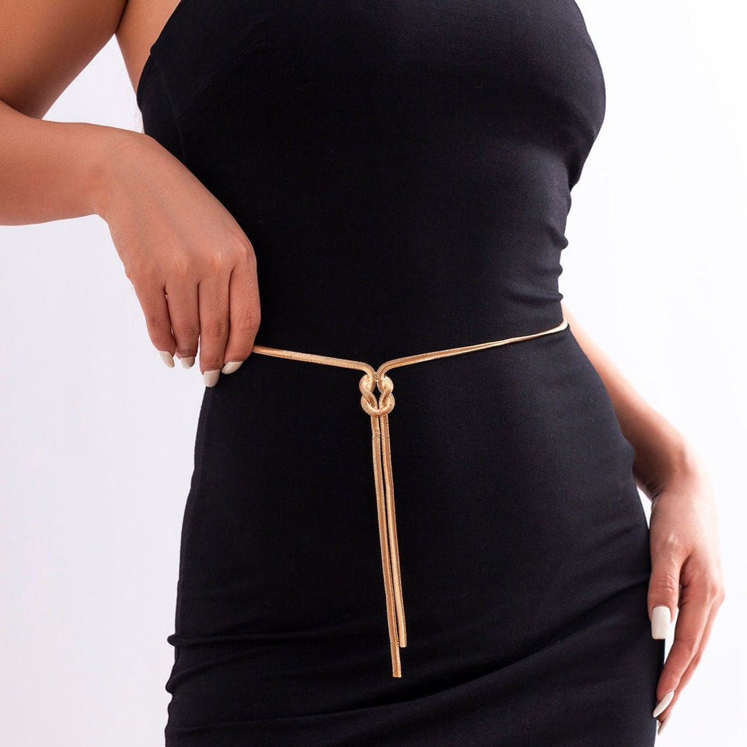 Waist chain with geometric knot